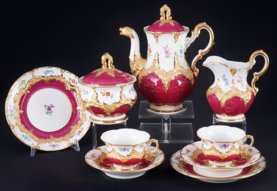 Meissen B-Form Streubl&uuml;mchen purpur Mokka Tete a Tete, 
7-teiliges Porzellan, blaue 