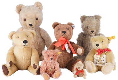 Steiff and other Collection - 7 Bears,. Fabric, mohair, some with button and tag, circa 
