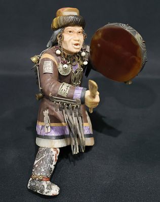 Александр Михайлович Леверов . &laquo;Шаман с бубном&raquo;. 
Резьба, инкрустация, мозаика объемная; 
агат 