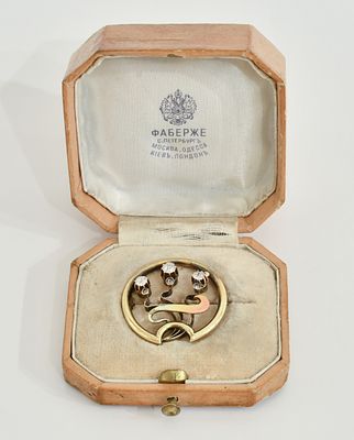 Фирма Карла Фаберже Поставщика Высочайшего двора. Брошь в коробке. 
Жёлтый металл 