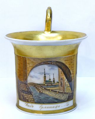 Фарфоровый завод А.Т. Сафронова. Чашка &laquo;Вид Эрмитажа&raquo;. 
Фарфор, рельеф, роспись надглазурная 