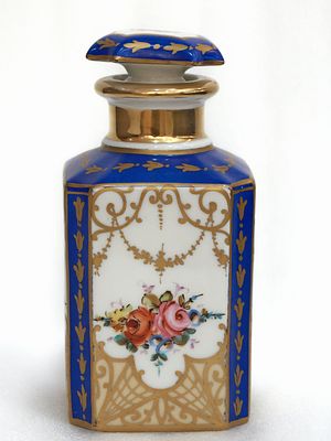 Флакон. Фарфор, крытьё, роспись полихромная, надглазурная, золочение, 
орнаментальное золочение, 