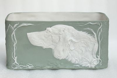 Лоток для писем в стиле модерн &laquo;Сеттер&raquo;. Бисквит, крытьё, рельеф, начало ХХ века, высота 9 см.