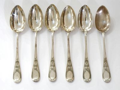 Фирма Карла Фаберже Поставщика Высочайшего двора -? (под вопросом). Шесть столовых ложек. 
Белый 