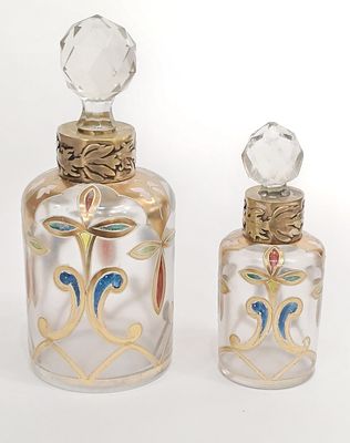 Парные флаконы в стиле модерн. Стекло, роспись эмалевыми красками, орнаментальное золочение; 