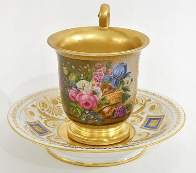 Императорский фарфоровый завод. Период Николая I. 
Чашка с блюдцем &laquo;Букет&raquo; 
Фарфор, рельеф 