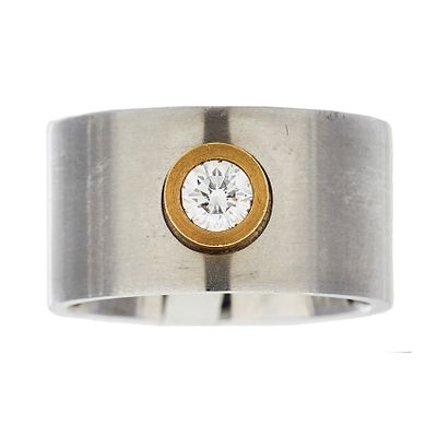 Sortija en acero y oro con diamante talla brillante engastado en chatón. Peso diamante: 0,20 