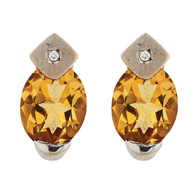 Pendientes en oro blanco mate y brillo con topacio talla oval de 10 x 7,5 mm. y diamante talla 