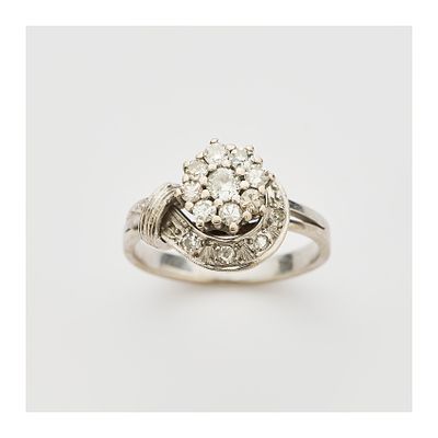 Sortija en platino con rosetón y hoja de diamantes talla brillante antigua y 8/8. Peso 