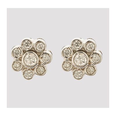 Pendientes rosetón en oro blanco con diamantes talla brilllante engastados en chatón. Peso 
