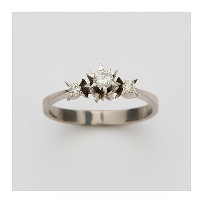 Sortija en oro blanco con tres diamantes talla brillante engastados en garras. Peso diamantes: 