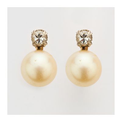 Pendientes tu y yo en oro y vistas en platino con perla cultivada de 10 mm. y diamante talla 