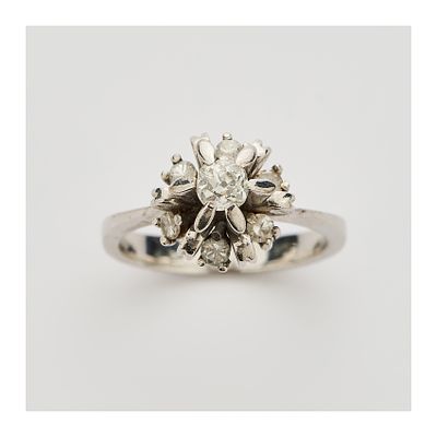 Sortija rosetón en oro blanco con diamantes talla brillante y brillante antigua engastados en 