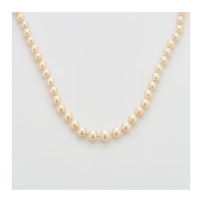Collar de perlas cultivadas en degradé 9-6,5 mm. con cierre en oro y cabujón oval de cuarzo 