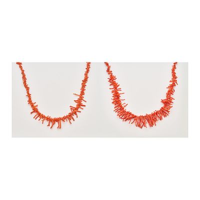 Dos collares de rama de coral en degradé con cierres en metal dorado. Long.: 48 cm.