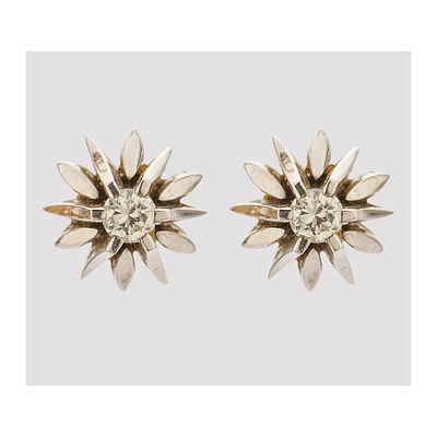 Pendientes solitario en oro blanco con diamante talla brillante engastados en garras. Peso 