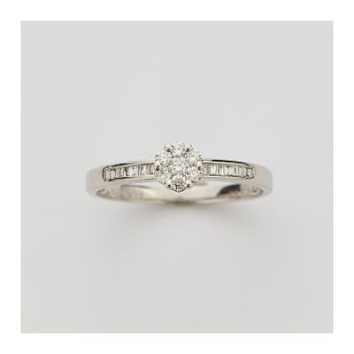 Sortija en oro blanco con rosetón de diamantes talla brillante y brazos de diamantes talla 