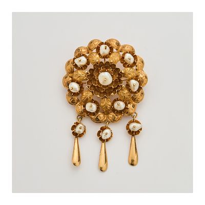 Broche calado estilo isabelino en oro mate y brillo con decoración vegetal y perlas de agua 