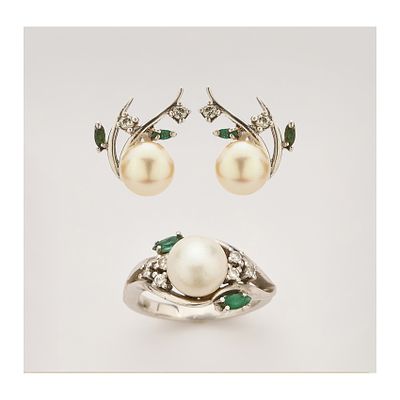 Conjunto de pendientes y sortija en oro blanco con perla cultivada de 8 mm, diamantes talla 