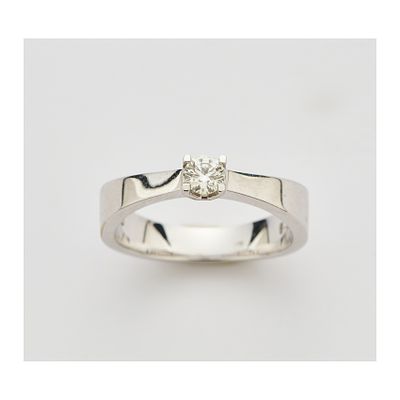Sortija solitario en oro blanco con diamante talla brillante engastado en garras. Peso 