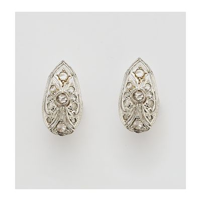 Pendientes estilo Art Decó en platino con calado de diamantes talla rosa y zafiros blancos. 