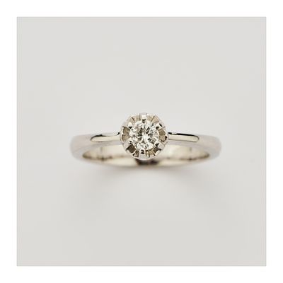 Sortija solitario en oro blanco con diamante talla brillante engastado en garras. Peso 