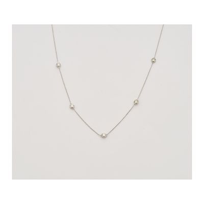 Gargantilla de cadena forjada en oro blanco con chatones de diamantes talla brillante 