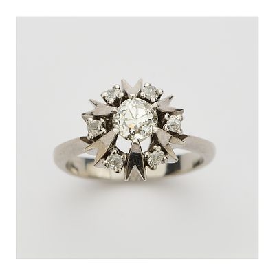 Sortija rosetón en oro blanco con diamantes talla brillante antigua engastados en garras. Peso 