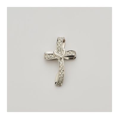 Colgante diseño cruz en oro blanco con diamantes talla brillante engastados en grané. 3 x 2 cm. 