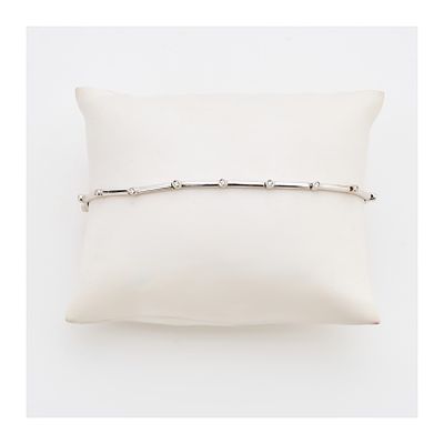 Pulsera en oro blanco con barritas y diamantes talla brillante alternados. Peso diamantes: 0,18 