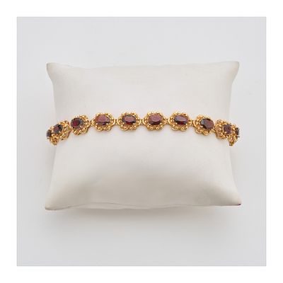 Pulsera en oro con centros de granate talla oval de 7 x 4,5 mm. engastados en garras. Peso 