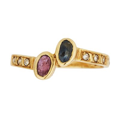 Sortija en oro con rubí y zafiro azul talla oval y circonitas talla redonda. Peso rubí: 0,10