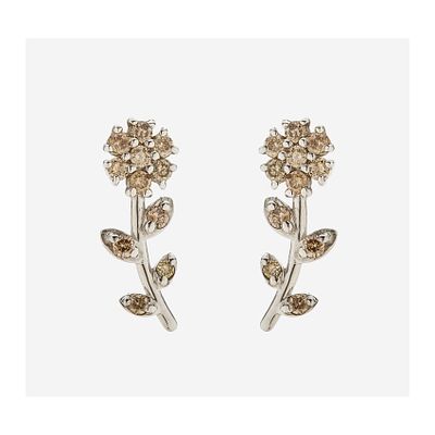 Pendientes diseño flor en oro blanco con diamantes talla brillante engastados en garras. Peso