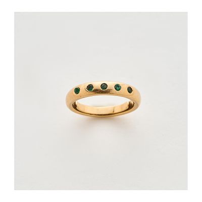 Sortija en oro con esmeraldas talla redonda engastadas en chatón. Peso esmeraldas: 0,10 ct.