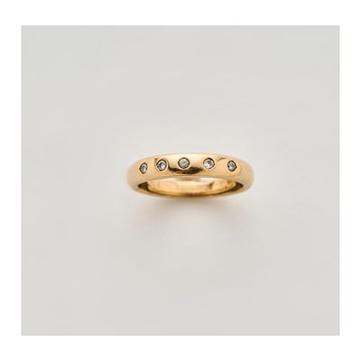 Sortija en oro con cinco diamantes en talla brillante engastados en chatón. Peso diamantes: 0
