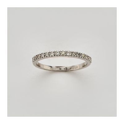 Sortija media alianza en oro blanco con diamantes talla 8/8 engastados en garras. Peso