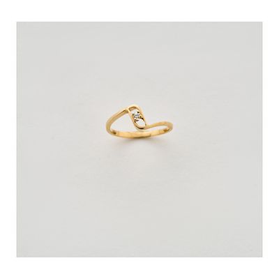 Sortija solitario en oro con diamante talla brillante engastado en garras. Peso diamante: 0,05