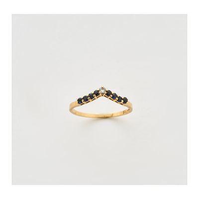 Sortija diseño en pico en oro con diamante talla brillante y zafiros azules talla redonda