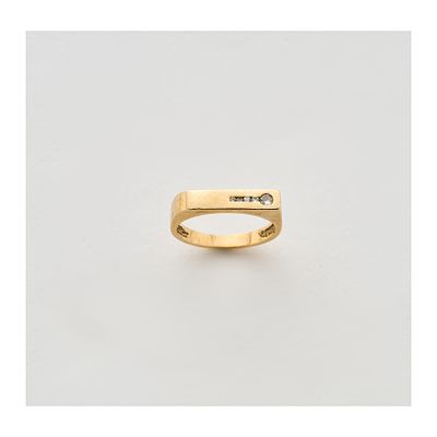 Sortija en oro con diamantes talla brillante engastados en carril. Peso diamantes: 0,09 ct.