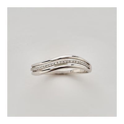 Sortija en oro blanco con centro ondulado de diamantes talla 8/8. Peso diamantes: 0,10 ct.
