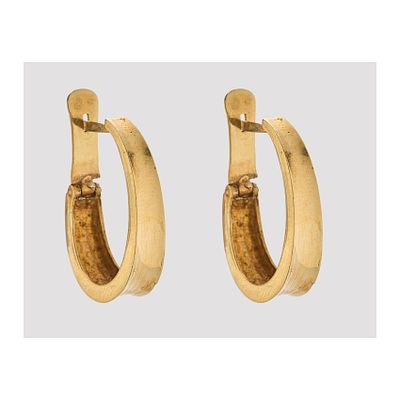 Pendientes criolla diseño oval en oro. Peso total: 5,2 gr.