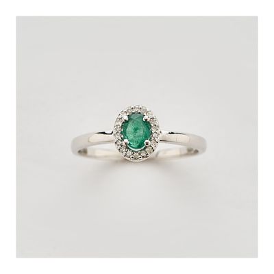 Sortija rosetón en oro blanco con esmeralda talla oval orlada por diamantes talla brillante.