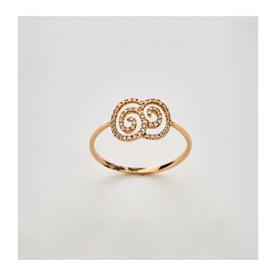 Sortija en oro rosa con centro calado y roleos de diamantes talla brillante. Peso diamantes: 0