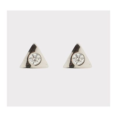 Pendientes diseño triangular en oro blanco con diamante talla brillante engastado en chatón.