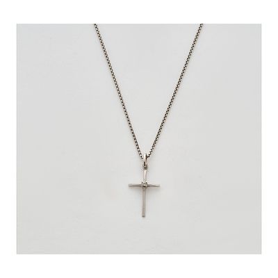 Colgante diseño cruz en oro blanco mate y brillo con un diamante talla brillante engastado en