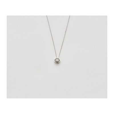 Gargantilla en oro blanco con diamante talla brillante engastado en chatón. Peso diamante: 0,20