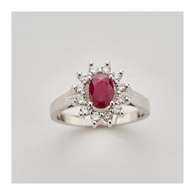 Sortija rosetón en oro blanco con rubí central talla oval y orla de diamantes talla brillante.