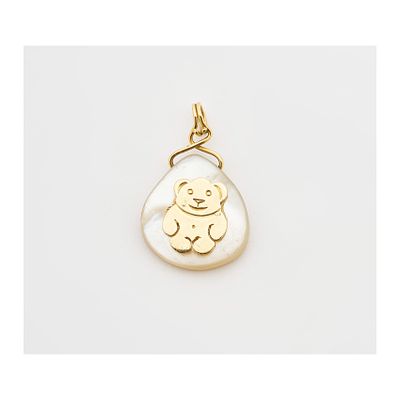 Colgante diseño lágrima en nácar con figura de osito y balía en oro. 3,6 x 2,3 cm.