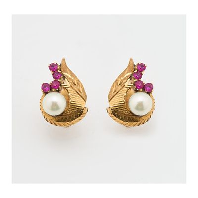 Pendientes en oro mate y brillo con perla cultivada de 5 mm. y símiles de rubí talla brillante 