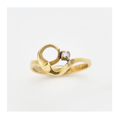 Sortija en oro con circonita talla brillante engastada en garras. Peso total: 2 gr. Medida: Nº 10.